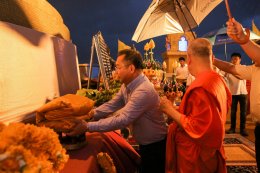 คุณวิชัย และคุณเอมอร ศรีวัฒนประภา พร้อมครอบครัว ร่วมทำบุญฉลองการคว้าแชมป์พรีเมียร์ลีก อังกฤษ ของสโมสรฟุตบอล เลสเตอร์ ซิตี้