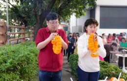 【ประธานและ CEO ของกลุ่มนำทีมพนักงานจัดพิธีเปิดงานรับปีใหม่จีน】