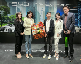 คุณเปี๊ยก (Piak) ได้ร่วมแลกเปลี่ยนคำอวยพรปีใหม่ พร้อมมอบของขวัญปีใหม่ให้แก่กัน