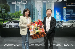 คุณเปี๊ยก (Piak) ได้ร่วมแลกเปลี่ยนคำอวยพรปีใหม่ พร้อมมอบของขวัญปีใหม่ให้แก่กัน