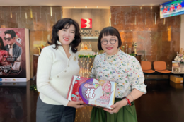 คุณกัวรุ่ย ประธานบริษัท เดินทางเข้าเยี่ยมบริษัท Broadcast Thai และพบกับคุณหน่อง อรุโณชา โดยทั้งสองฝ่ายได้ร่วมพูดคุยแลกเปลี่ยนความคิดเห็นอย่างลึกซึ้งเกี่ยวกับการถ่ายทำมิวสิกวิดีโอเพลง สวัสดีปีใหม่ รวมถึงประเด็นต่าง ๆ ในวงการภาพยนตร์และบันเทิง