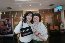 คุณกัวรุ่ย ประธานบริษัท เดินทางเข้าเยี่ยมบริษัท Broadcast Thai และพบกับคุณหน่อง อรุโณชา โดยทั้งสองฝ่ายได้ร่วมพูดคุยแลกเปลี่ยนความคิดเห็นอย่างลึกซึ้งเกี่ยวกับการถ่ายทำมิวสิกวิดีโอเพลง สวัสดีปีใหม่ รวมถึงประเด็นต่าง ๆ ในวงการภาพยนตร์และบันเทิง