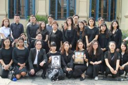 集团董事长郭蕊女土携员工及家属前往曼谷大皇宫，签名悼念普密蓬国王