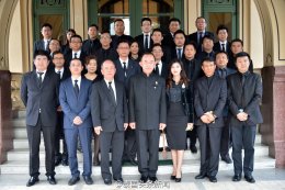 集团董事长郭蕊女士与泰国华商精英一同吊唁泰王普密蓬陛下