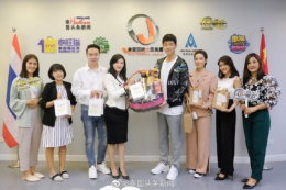 18 ธันวาคม 2019 ผู้บริหารระดับสูงหลายคนจากสถานีโทรทัศน์ไทยทั้ง 3 แห่ง พร้อมด้วยศิลปินดังอย่าง ก็อต, เรนเดียร์ ปฤสยาและ ริชชี่ อรเนศ และคณะทำงานเยี่ยมชมบริษัทไทยเจียระไน กรุ๊ป จำกัด