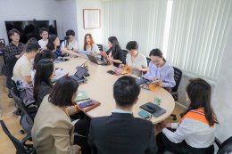 คณะผู้แทนจากมหาวิทยาลัยภาษาต่างประเทศปักกิ่งเข้าเยี่ยมชมสำนักข่าวThailand Headlines เพื่อหารือแลกเปลี่ยนความคิดเห็นและประสบการณ์ด้านสื่อภาษาจีนในต่างประเทศ