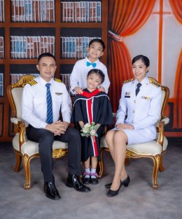 ถ่ายรูปครอบครัวในสตูดิโอ: คู่มือครบก่อนจองสตูและช่างภาพ