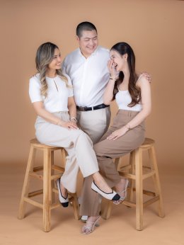 ถ่ายรูปครอบครัวในสตูดิโอ: คู่มือครบก่อนจองสตูและช่างภาพ