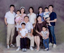 ถ่ายรูปครอบครัวในสตูดิโอ: คู่มือครบก่อนจองสตูและช่างภาพ