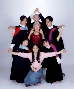 ถ่ายรูปครอบครัวในสตูดิโอ: คู่มือครบก่อนจองสตูและช่างภาพ