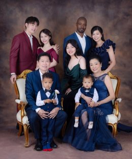 ถ่ายรูปครอบครัวในสตูดิโอ: คู่มือครบก่อนจองสตูและช่างภาพ