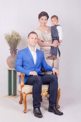 ถ่ายรูปครอบครัวในสตูดิโอ: คู่มือครบก่อนจองสตูและช่างภาพ