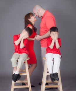 ถ่ายรูปครอบครัวในสตูดิโอ: คู่มือครบก่อนจองสตูและช่างภาพ