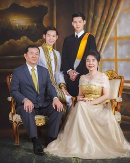 ถ่ายรูปครอบครัวในสตูดิโอ: คู่มือครบก่อนจองสตูและช่างภาพ