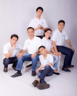 ถ่ายรูปครอบครัวในสตูดิโอ: คู่มือครบก่อนจองสตูและช่างภาพ