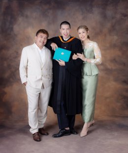 ถ่ายรูปครอบครัวในสตูดิโอ: คู่มือครบก่อนจองสตูและช่างภาพ