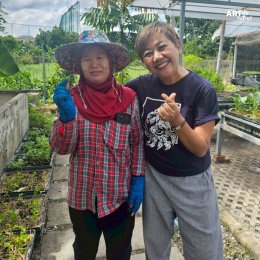 มูลนิธิอาร์ตโนแฮนด์  เยี่ยมชมฟาร์มผัก  "น้าเช็ค สุทธิพงศ์" 