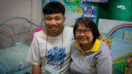 มูลนิธิอาร์ตโนแฮนด์ ลงพื้นที่เยี่ยมศิลปินพิการ "น้องเพิร์ท ศุภกร"