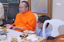 ประมวลภาพความสุข  มูลนิธิอาร์ตโนแฮนด์  ร่วมกับ สำนักพิมพ์วิช 