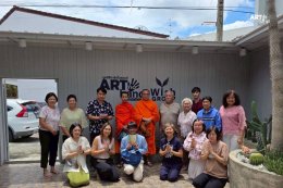 ประมวลภาพความสุข  มูลนิธิอาร์ตโนแฮนด์  ร่วมกับ สำนักพิมพ์วิช 