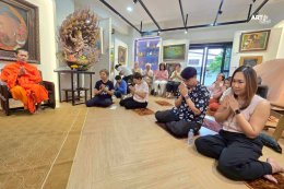 ประมวลภาพความสุข  มูลนิธิอาร์ตโนแฮนด์  ร่วมกับ สำนักพิมพ์วิช 