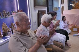 ประมวลภาพความสุข  มูลนิธิอาร์ตโนแฮนด์  ร่วมกับ สำนักพิมพ์วิช 