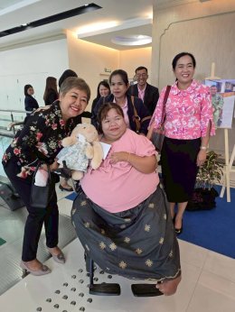 มูลนิธิอาร์ตโนแฮนด์แสดงความยินดี "จันทร์ที ผลพันธ์"