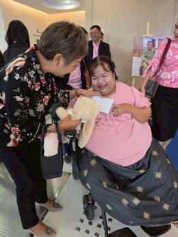 มูลนิธิอาร์ตโนแฮนด์แสดงความยินดี "จันทร์ที ผลพันธ์"