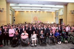 มูลนิธิอาร์ตโนแฮนด์แสดงความยินดี "จันทร์ที ผลพันธ์"