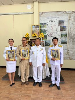 เข้าร่วมพิธีพระราชทานพระบรมฉายาลักษณ์ พระบาทสมเด็จพระเจ้าอยู่หัว และสมเด็จพระนางเจ้าฯ  พระบรมราชินี