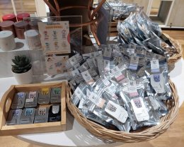 Inspiration for Salary Workers: Stepping Out of the Comfort Zone to Build "FeelFin," a Six-Figure Slide Balm Brand