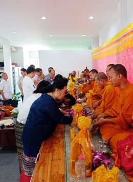 ทีมงานโครงการสถานประกอบการสุขภาพดีมีสุขร่วมทำบุญเปิดอาคาร ณ รพ.สต.บ้านสามพราน