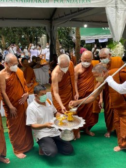 ถวายภัตตาหารพระอริยะสายวัดป่า และร่วมพิธีเททองหล่อพระพุทธเมตตา