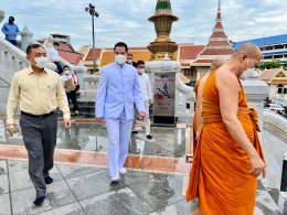 กราบนมัสการเจ้าประคุณสมเด็จพระพุฒาจารย์ เจ้าอาวาสวัดไตรมิตรวิทยาราม โครงการบูรณปฏิสังขรณ์องค์พระมหาธาตุ เจ้าภูเพียงแช่แห้ง