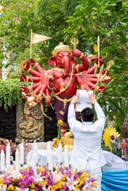 สะเทือนฟ้าดิน บารมีแผ่ไพศาล มหาพิธียกฉัตรพระประธาน มงคลสูงส่ง บวงสรวงพระแม่ธรณี เบิกเนตรพระพิฆเนศ หนุนนำชีวิต เปิดขุมทรัพย์แห่งความสำเร็จ