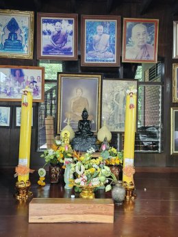 มูลนิธิพุทธภูมิธรรมร่วมบุญวันอาสาฬหบูชา  พุทธศาสนิกชนใส่บาตรท่ามกลางสายฝน ณ วัดป่าบ้านใหม่ จ.อุดรธานี