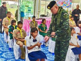 กองบุญอนาคตสดใสสำเร็จแล้ว ข่าวดีแห่งการให้ มูลนิธิพุทธภูมิธรรม เป็นตัวแทนท่านมอบโอกาสทางการศึกษาแก่เด็กนักเรียน พร้อมส่งมอบแว่นตาให้เด็ก ๆ ชายแดน ​
