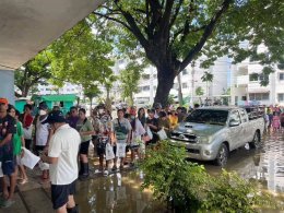 พุทธภูมิธรรมนำสุข รวมพลังบุญซับน้ำตาพี่น้องชาว "บ้านเอื้ออาทรคลองถนน" เขตสายไหม กรุงเทพมหานคร  ส่งข้าว-น้ำ-ยา ลุยน้ำเน่าท่วมขัง