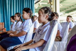 มูลนิธิพุทธภูมิธรรม ร่วมกับกองทัพบก มอบถุงยังชีพเพื่อการศึกษา อุปกรณ์กีฬา และทุนการศึกษา แก่นักเรียนและโรงเรียนที่ขาดแคลนในจังหวัดลพบุรี