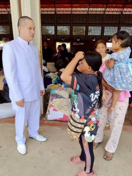  มูลนิธิพุทธภูมิธรรม × ปลัดสำนักนายกรัฐมนตรี  ถวายผ้าสบงจีวรแด่พระภิกษุและสามเณรในวัดภาคใต้ที่ได้รับผลกระทบน้ำท่วม