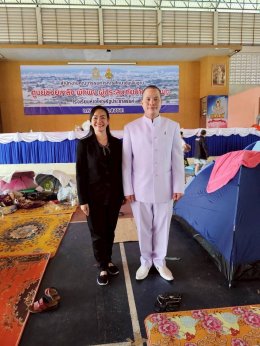  มูลนิธิพุทธภูมิธรรม × ปลัดสำนักนายกรัฐมนตรี  ถวายผ้าสบงจีวรแด่พระภิกษุและสามเณรในวัดภาคใต้ที่ได้รับผลกระทบน้ำท่วม