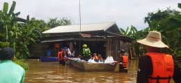 เรือท้องแบนมูลนิธิพุทธภูมิธรรมช่วยเหลือประชาชนประสบอุทกภัย