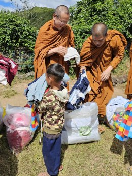 บุญของท่านสำเร็จแล้ว❗️หลวงปู่คลาด ครุธัมโม นำคณะสงฆ์วัดป่าบ้านใหม่ คณะมูลนิธิพุทธภูมิธรรม กองบุญโภคทรัพย์ #บริจาคข้าวของเครื่องใช้ให้กับชาวบ้านบนดอยอ.อมก๋อย จ.เชียงใหม่ กว่า 500ครัวเรือน 