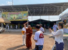 อาจารย์วิจักษณ์ สองจันทร์ ประธานมูลนิธิพุทธภูมิธรรม  ได้นำนมัสการบูชาพระรัตนตรัยในการเททองหล่อ พระพุทธรูปสุโขทัย ปางสมาธิ ขนาดหน้าตัก 50 นิ้ว