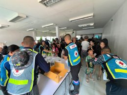 พุทธภูมิธรรมนำสุข รวมพลังบุญซับน้ำตาพี่น้องชาว "บ้านเอื้ออาทรคลองถนน" เขตสายไหม กรุงเทพมหานคร  ส่งข้าว-น้ำ-ยา ลุยน้ำเน่าท่วมขัง