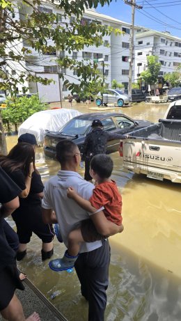 พุทธภูมิธรรมนำสุข รวมพลังบุญซับน้ำตาพี่น้องชาว "บ้านเอื้ออาทรคลองถนน" เขตสายไหม กรุงเทพมหานคร  ส่งข้าว-น้ำ-ยา ลุยน้ำเน่าท่วมขัง
