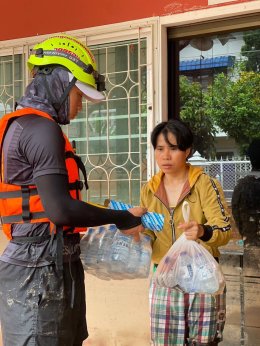 มูลนิธิพุทธภูมิธรรม ร่วมกับ สมาคมกู้ภัยหมอนไม้จุดตรอน​ ได้เข้าช่วยเหลือประชาชนผู้ประสบอุทกภัยอย่างมีประสิทธิภาพ