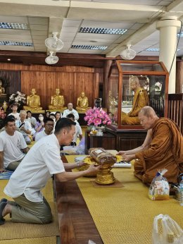 บุญสำเร็จวันเดียว 3 กองบุญ มูลนิธิพุทธภูมิธรรม, กองบุญโภคทรัพย์ เป็นตัวแทนท่านใส่บาตรด้วยนม ขนม น้ำ น้ำผึ้ง มากมาย