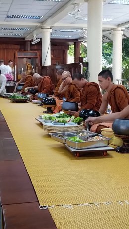 บุญสำเร็จวันเดียว 3 กองบุญ มูลนิธิพุทธภูมิธรรม, กองบุญโภคทรัพย์ เป็นตัวแทนท่านใส่บาตรด้วยนม ขนม น้ำ น้ำผึ้ง มากมาย