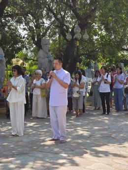 มูลนิธิพุทธภูมิธรรมและคณะบุญ เป็นตัวแทนทุกท่าน ถวายภัตตาหารเพลพระ และนั่งสมาธิภาวนา อธิษฐานจิตแผ่บุญไม่มีประมาณ ปล่อยปลา เต่า กบ หอย ไถ่ชีวิตแม่โคท้อง